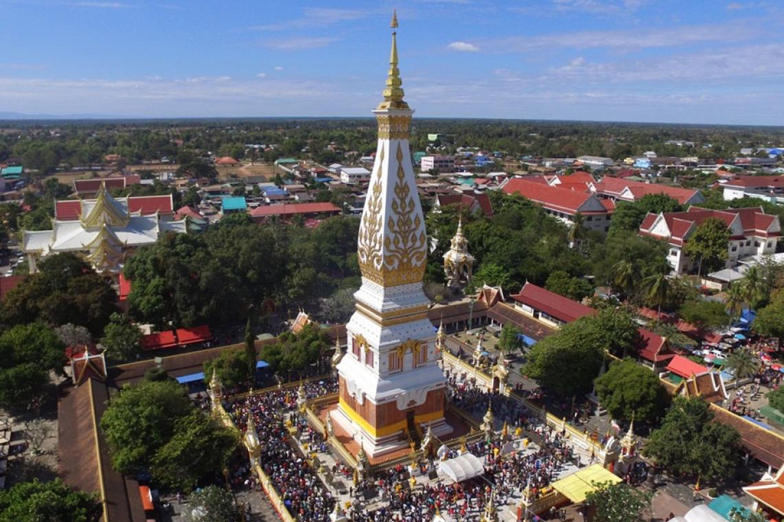 สาธุชนนับหมื่น ร่วมปฏิบัติธรรมบูชาพระธาตุพนม ส่งท้ายปี62