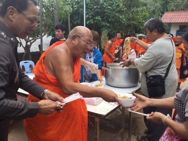 หลวงพ่อวัดท่าตอน มูลนิธิธรรมกาย ช่วยเหลือผู้ประสบภัยจากไฟไหม้ที่ดอยจะนะ