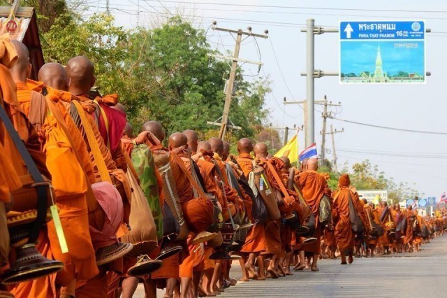 ประมวลภาพปลื้ม ๆ คณะสงฆ์นานาชาติ กว่า 600 รูป เดินธุดงค์ จากจ.จันทบุรี สู่ จ.นครพนม