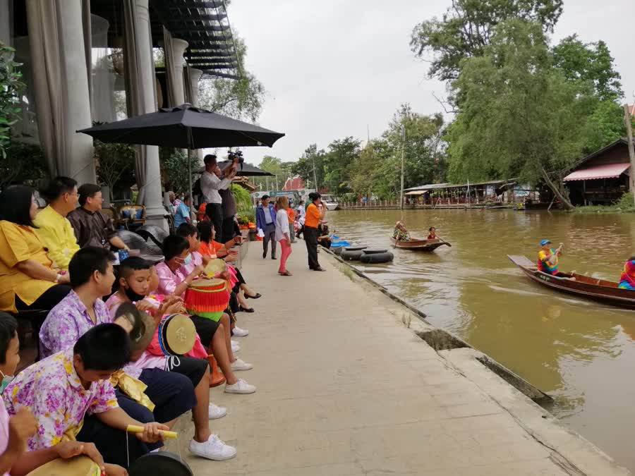 ผู้ว่าฯ สมุทรสงคราม เปิดการแข่งขันเรือพายพื้นบ้านสืบสานงานประเพณีลอยกระทง