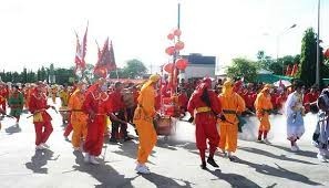 เที่ยวงานประเพณีทิ้งกระจาด จังหวัดสุพรรณบุรี กันเถอะ
