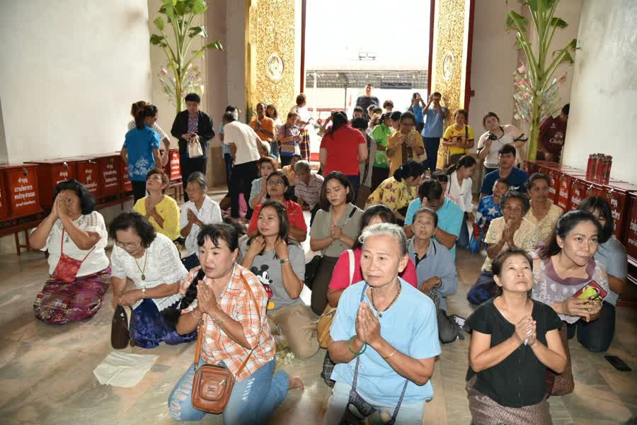 ชาวสุพรรณบุรี ร่วมพิธีห่มผ้าหลวงพ่อโต สืบทอดประเพณีโบราณ