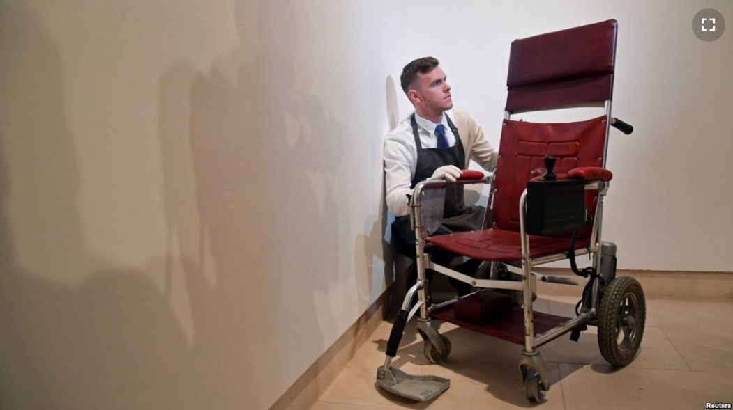 เก้าอี้เข็น 'สตีเฟ่น ฮอว์กคิง' ขาย 1.3 ล้านบาทในงานประมูล