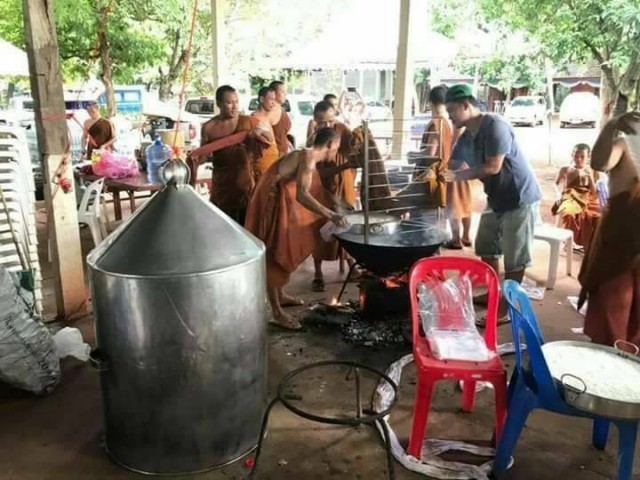 พระสงฆ์ก้าวข้ามเสียงวิจารณ์...ช่วยโยมจมน้ำท่วมเต็มตัว ขอเสียงสาธุการ!!!!