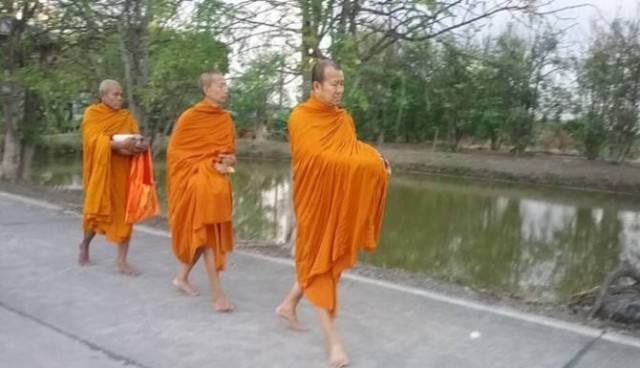 พระราชาคณะชั้นธรรม เมตตาออกบิณฑบาตโปรดชาวบ้าน