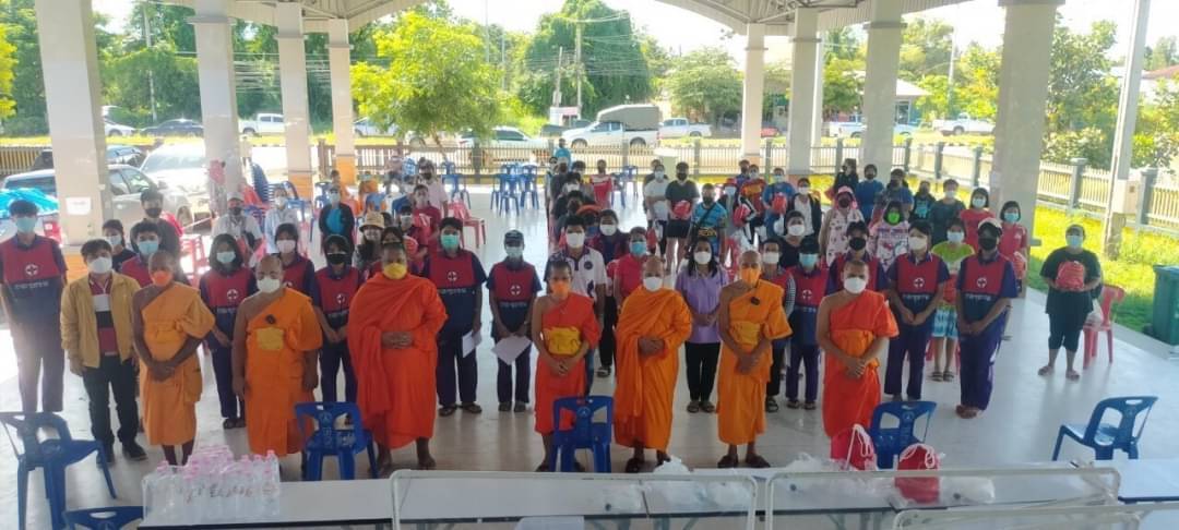 คณะสงฆ์สุโขทัย วัดพระธรรมกาย มูลนิธิธรรมกาย มอบถุงยังชีพช่วยน้ำท่วม 300 ชุด