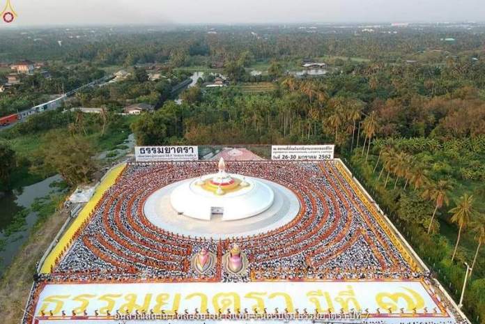 พุทธศาสนิกชนร่วมถวายภัตตาหารพระธรรมยาตรา 1,135 รูป อย่างเนืองแน่น