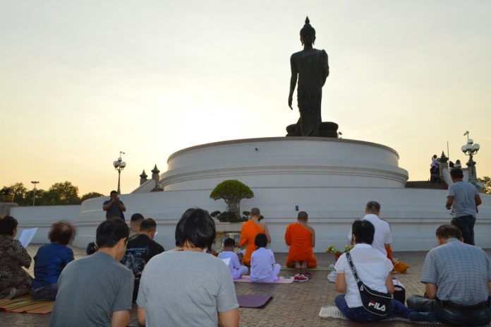 พระมหาไพรวัลย์ นำคณะสวดมนต์ไว้อาลัยแด่พระ 2 รูปวัดรัตนานุภาพ
