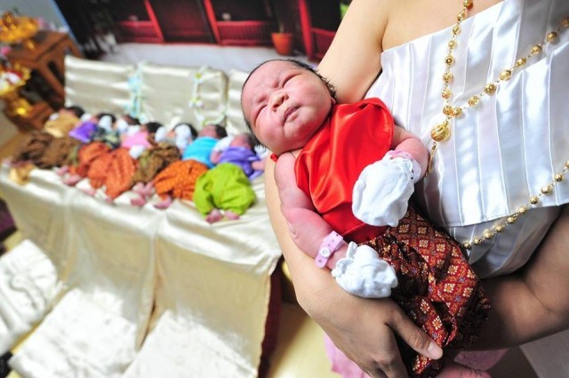 โรงพยาบาลเปาโลโชคชัย ต้อนรับสงกรานต์ สวมชุดไทยให้ทารกแรกเกิด