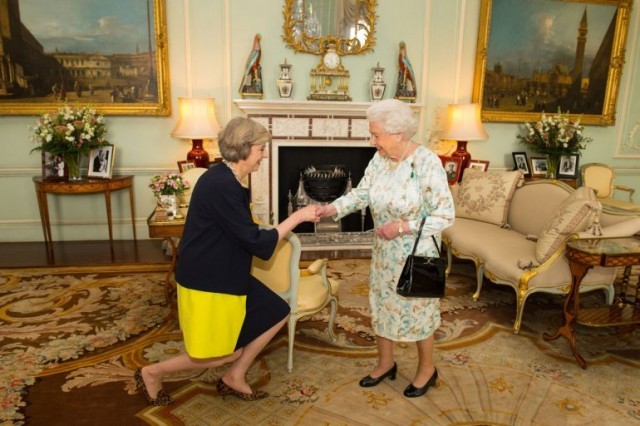 เทเรซา เมย์ นั่งเก้าอี้นายกรัฐมนตรีคนใหม่ของอังกฤษแล้ว