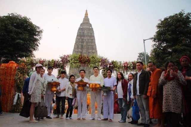 แซม"ยุรนันท์"ปลงผมบวชที่วัดไทยพุทธคยาใต้ต้นพระศรีมหาโพธิ์