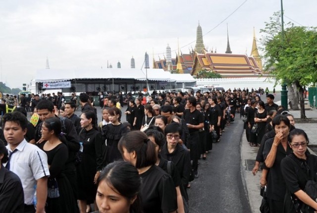ชมภาพบรรยากาศพสกนิกรชาวไทยเดินทางจากทั่วทุกสารทิศ เพื่อเข้าถวายสักการะพระบรมศพ
