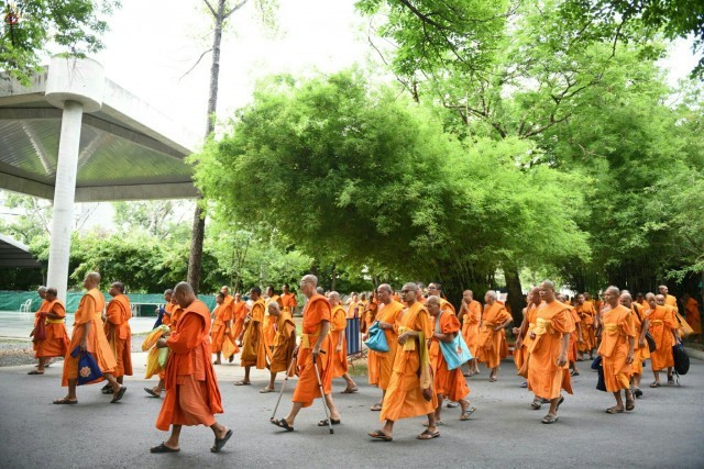 คณะพระภิกษุสงฆ์จาก 15 จังหวัดจำนวน 350 รูป เดินทางมอบกระเช้าดอกไม้เพื่อถวายกำลังใจแด่พระเทพญาณมหามุนี (ธัมมชโย) วัดพระธรรมกาย