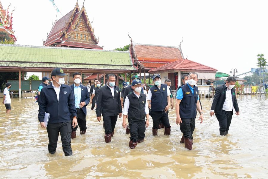 รมว.กษ. ลงพื้นที่ติดตามสถานการณ์น้ำเจ้าพระยา สั่งทุกหน่วยช่วยเหลือประชาชนอย่างเต็มที่