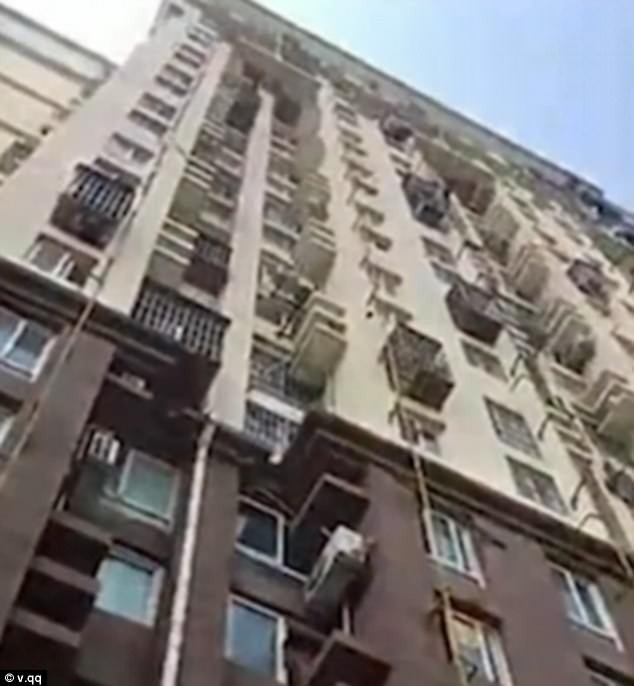 เด็กชาวจีน 7 ขวด โดดตึก 10 ชั้นไม่ตาย !!