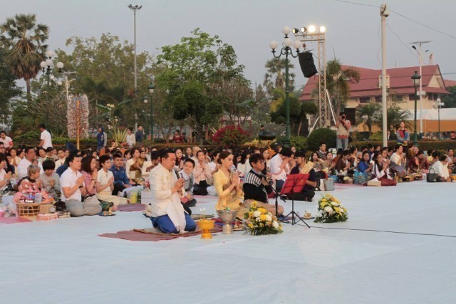 "โน้ตอุดม"ชวน"มาช่า"ทำบุญตักบาตรพระธาตุหลวงเมืองลาวปีที่ 3