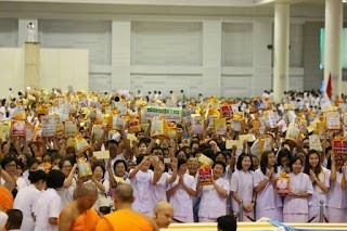 ศิษย์วัดสุดทน!!นี่หรือ ? บรรยากาศการรับของโจรของพระธัมมชโย ที่จนท.รัฐบอกว่าผิดกฎหมาย