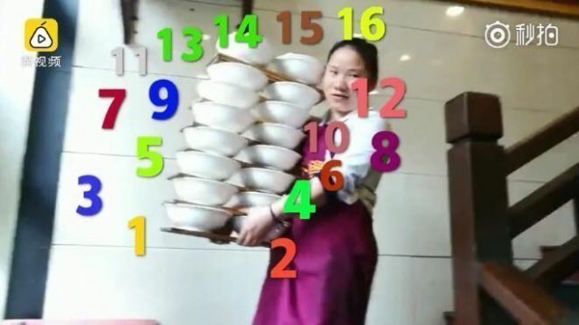 ขั้นเทพ!! สาวเสิร์ฟยกชามก๋วยเตี๋ยวขึ้นลงบันไดได้ถึงครั้งละ  16-20  ชาม