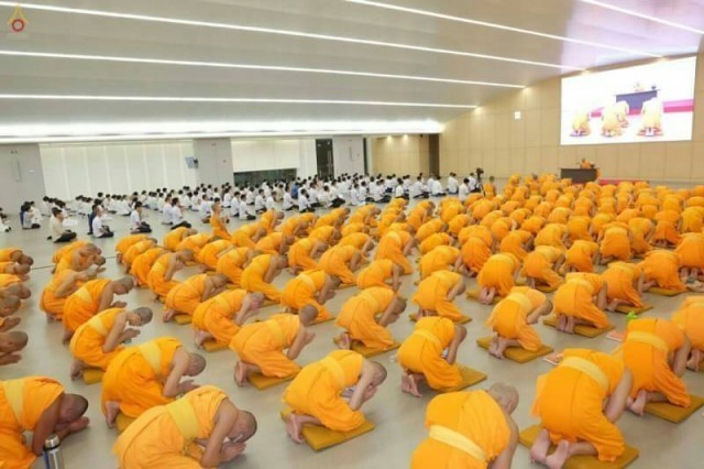 พระภิกษุวัดพระธรรมกาย ทำสามีจิกรรม (ทำวัตรพระเถระ) ต่อหลวงพ่อทัตตชีโว เนื่องในฤดูเข้าพรรษา