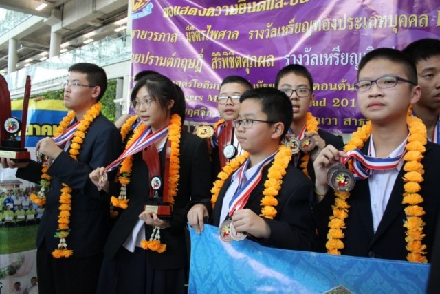 นักเรียนไทยแข่งคณิตศาสตร์โอลิมปิกที่สาธารณรัฐฟิลิปปินส์ กวาด 53 เหรียญ กลับถึงไทยแล้ว !!