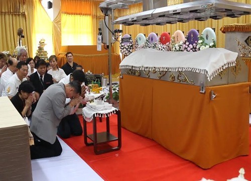 ลูกศิษย์ทั่วไทยร่วมทำบุญ "หลวงพ่อคูณ" แน่นห้องเพื่อความเป็นสิริมงคลรับขวัญปีใหม่