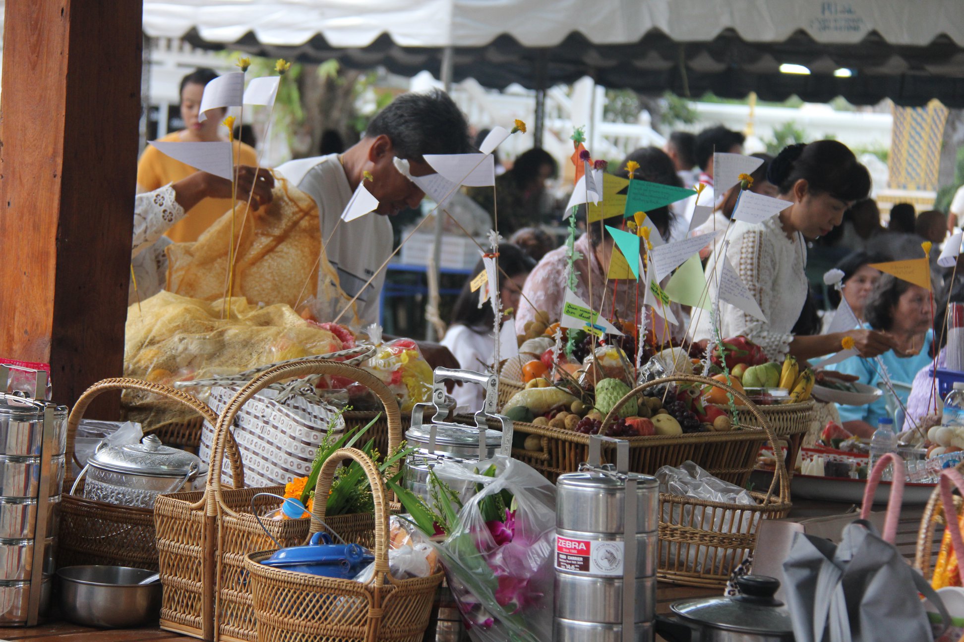 พ่อเมืองสุราษฯ นำข้าราชการ ประชาชน ร่วมงาน"บุญประเพณีเทศกาลสารทไทย ทำบุญรับตายาย"