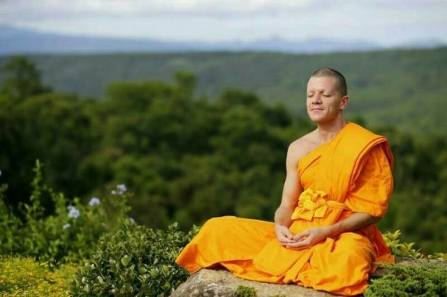 คุณเชื่อไหม???ฝรั่งชาวโปรตุเกส" สวดมนต์จนติดใจ ตามมาบวชจนติดธรรม "