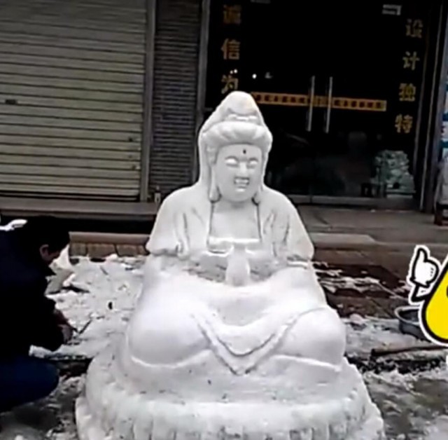 ช่างจีน สร้างหิมะให้กลายเป็นรูปพระโพธิสัตว์