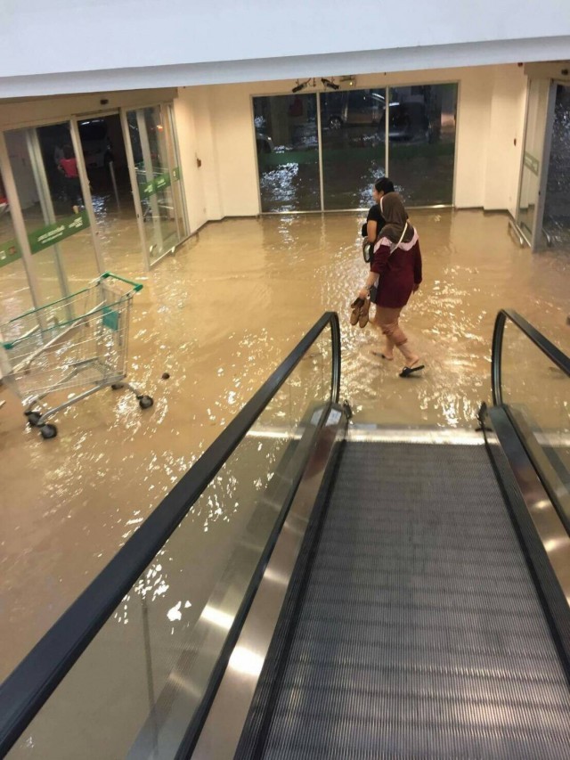 สงขลาโดนหนัก! หลังฝนถล่มต่อเนื่อง ทำให้น้ำทะลักเข้าห้างโลตัส - รถจมน้ำเสียหายจำนวนมาก