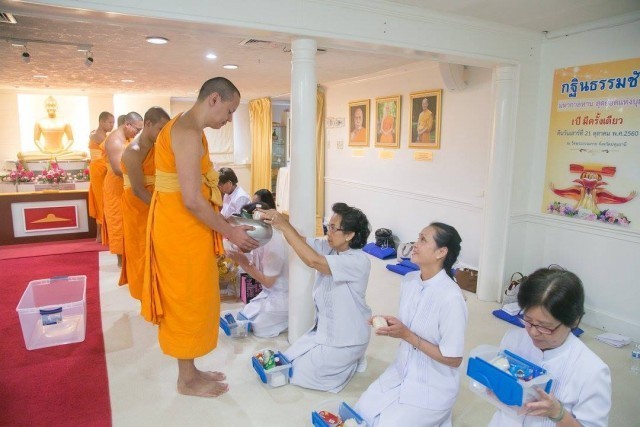 คณะสงฆ์และชาวพุทธต่างประเทศร่วมบำเพ็ญกุศลและปล่อยปลา ณ BURK LAKE Park