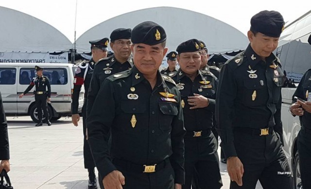 ผบ.ทบ.นำคณะลงปัตตานี หารือสถานการณ์ชายแดนใต้ ปัดคุยนายกเรื่องวัดพระธรรมกาย