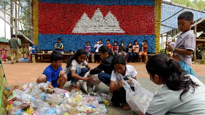 “The Coconut School” สร้างโรงเรียน-รับค่าเรียนด้วยขยะ ปลูกฝังให้เด็กรักสิ่งแวดล้อม