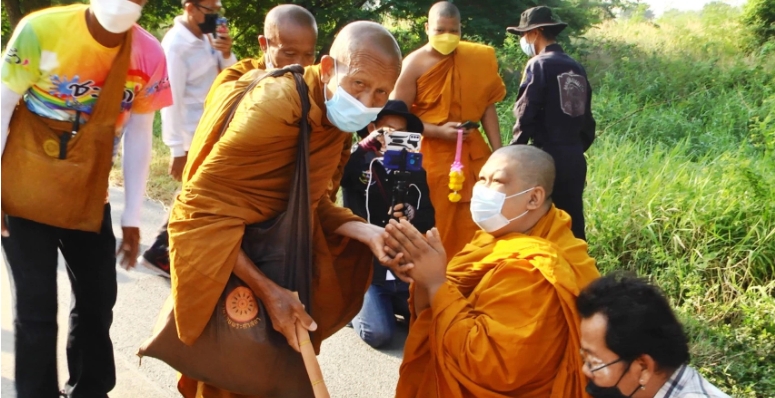 ศรัทธาชน โปรยดอกดาวเรืองตามทาง รอ "หลวงตาบุญชื่น" จาริกธุดงค์ผ่าน