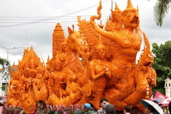 พาท่องเที่ยววิถีพุทธ กับงานประเพณีแห่เทียนเข้าพรรษาจังหวัดอุบลราชธานี