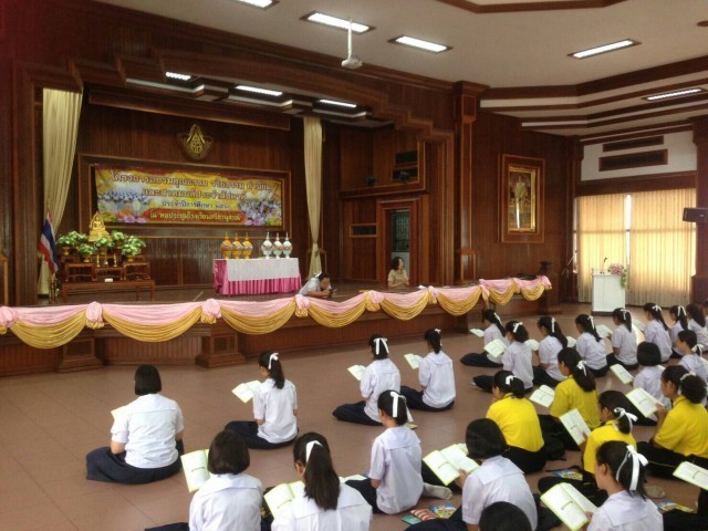 คณะกัลยาณมิตรจันทบุรีและคณะนักเรียนโรงเรียนศรียานุสรณ์ สวดธรรมจักร ถวายในหลวง