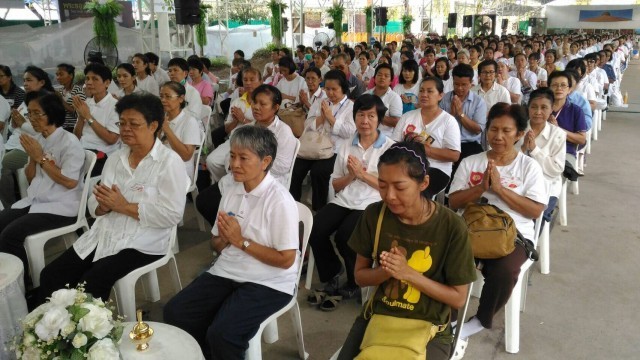 ศิษยานุศิษย์ธรรมกาย!!จัดงานสวดพระอภิธรรม "ผช.เภสัชกรสาว"..คนแห่ร่วมงานแน่น