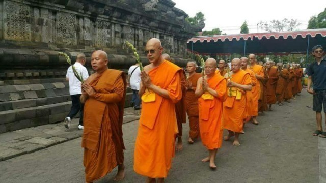 เทศกาลเฉลิมฉลอง "วิสาขบูชา" ใกล้       "มหาเจดีย์บุโรพุทโธ"ประเทศอินโดนีเซีย