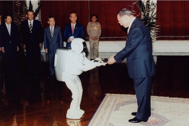 อาซิโม (ASIMO)หุ่นยนต์  ที่ได้สัมผัสกับพระหัตถ์พระบาทสมเด็จพระเจ้าอยู่หัวของปวงชนชาวไทย