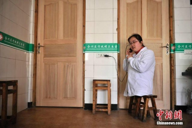 คุณหมอพิการชาวจีนใจเพชร ใช้เก้าอี้เดินแทนขา ออกตรวจคนไข้ในหมู่บ้านมานานกว่า 15 ปี