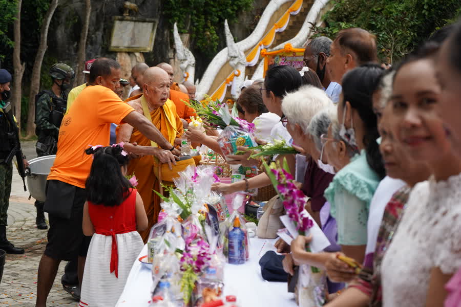 ชาวพุทธร่วมตักบาตรเทโว วันออกพรรษา สืบสานประเพณีชักพระ ที่วัดถ้ำยะลา