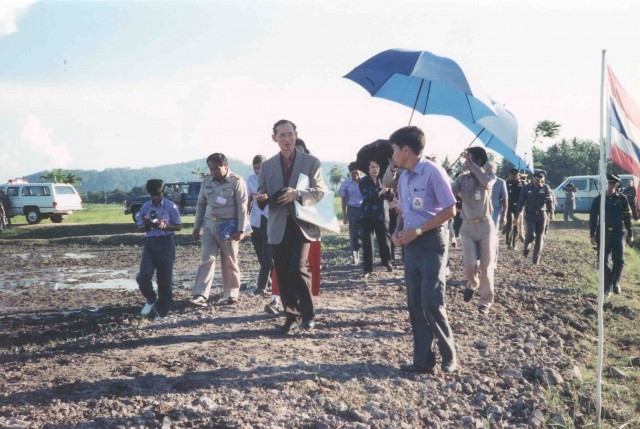 5 อุปกรณ์ทรงงาน ที่รัชกาลที่ 9 ทรงพกติดตัวไปด้วยทุกครั้ง!!!