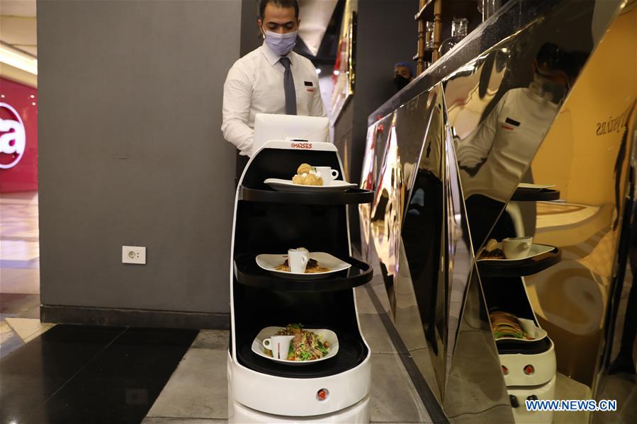 'หุ่นยนต์เสิร์ฟอาหาร' ออกบริการในอียิปต์ ตัวช่วยเลี่ยงสัมผัสช่วงโควิด-19