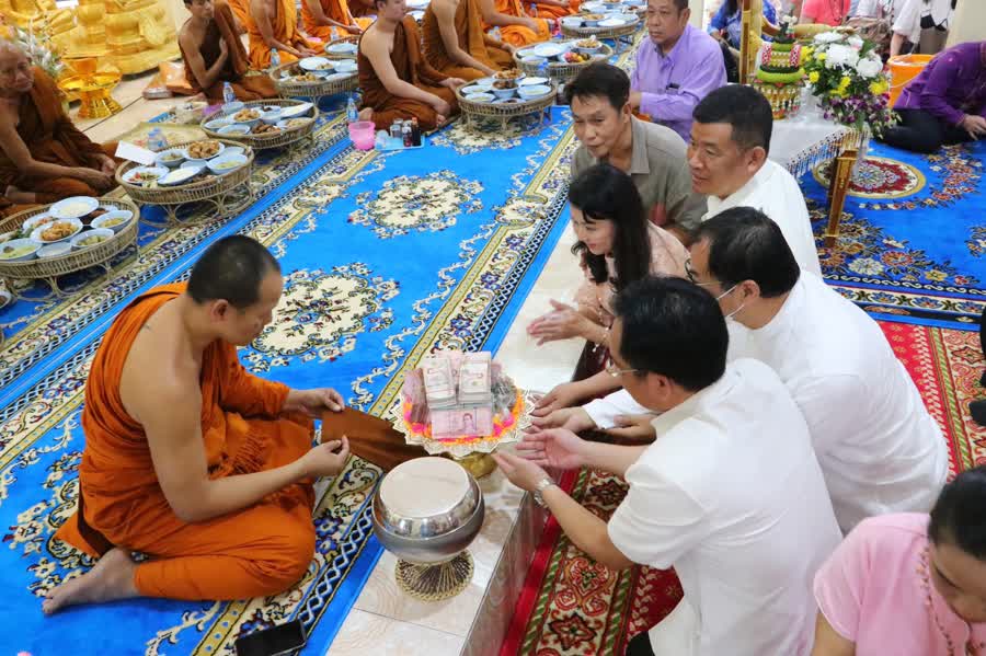 กรมประชาสัมพันธ์ ทอดกฐินสามัคคีเพื่อสร้างฐานพระเจ้ามหาจักรพรรดิ จ.อุบลราชธานี