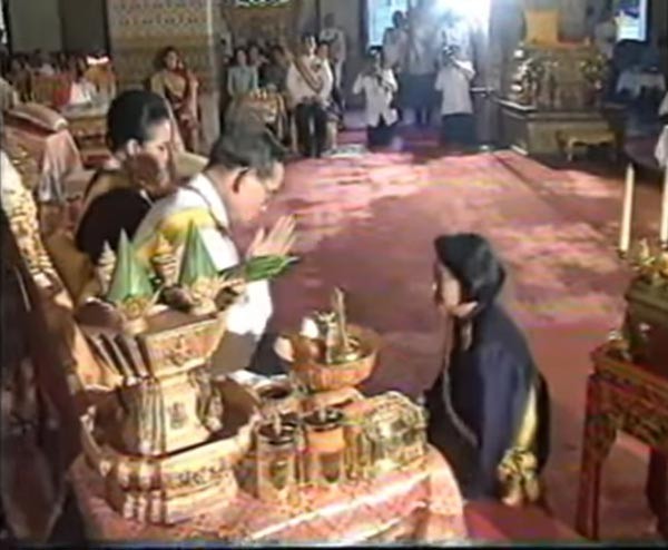 ย้อนชม ในหลวง ร.9 ทรงไหว้พระพี่นางฯ ทรงเป็นแบบอย่างความอ่อนน้อมถ่อมตนที่ชวนอบอุ่นหัวใจ