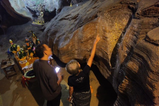 พังงาสุดอัศจรรย์! พระยานาคราช นำทางไปพบรอยพระพุทธบาทยักษ์ในถ้ำหินปูน