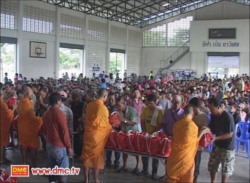 ศิษย์วัดพระธรรมกายโอด..โชว์ภาพปี 54 ตั้งใจช่วยภัยน้ำท่วมสุดชีวิตทั้งพระทั้งโยม
