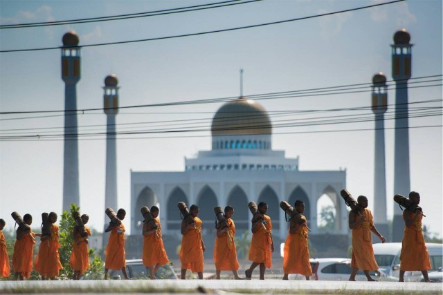 10 เมษายน สามเณรธรรมยาตรา จากวัดแหลมพ้อ เกาะยอ มาที่สวนพลเอกเปรมฯ จ.สงขลา