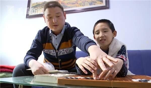 พิการแค่สายตา แต่สติปัญญาเยี่ยม!! เด็กชายจีนตาบอดคว้าชัยบนกระดานโกะ ได้ถึง 9 ครั้งติดต่อกัน