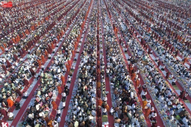 ประมวลภาพปลื้ม ๆ พิธีตักบาตรแด่คณะสงฆ์กว่า20,000รูป ณ เมืองมัณฑะเลย์ ประเทศเมียนมาร์