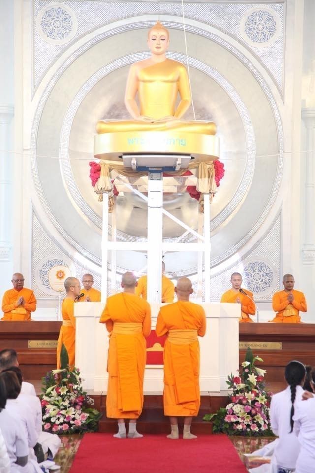 พิธีอัญเชิญองค์พระประธานเพื่อประดิษฐาน ณ อุโบสถ  วัดพุทธนิวคาสเซิล ประเทศอังกฤษ